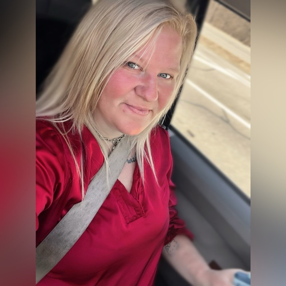 Meet your Posher, Kathryn FREE items with bundles - Picture 1 of 4